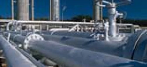 Rurociąg z materiału kompozytowego montowany w otoczeniu przemysłowym. Rura osłonowa stalowa wykorzystywana w inżynierii instalacji sanitarnych.