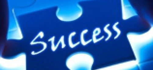 Puzzle pełen symboli przedstawiający sukces w projektowaniu graficznym i nauce. Wnikliwe grafiki tworzą układankę, trudną do rozwiązania.