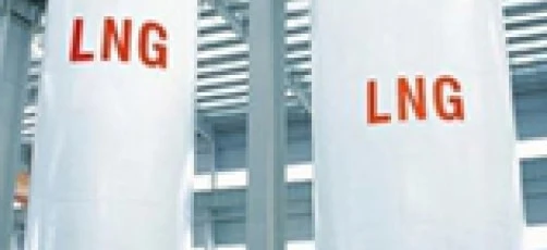 Fabryka z rurami przemysłowymi, zbiornikami magazynowymi i cylindrami wykonanymi z tworzywa sztucznego, stali i aluminium. Inżynieria pracuje przy produkcji LNG.