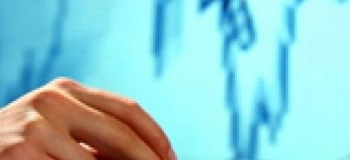 Nowoczesna klawiatura komputerowa jest podłączona do urządzenia elektronicznego, co czyni ją niezbędnym urządzeniem peryferyjnym w biurze. Technologia tego sprzętu komputerowego jest wyświetlana na ekranie.