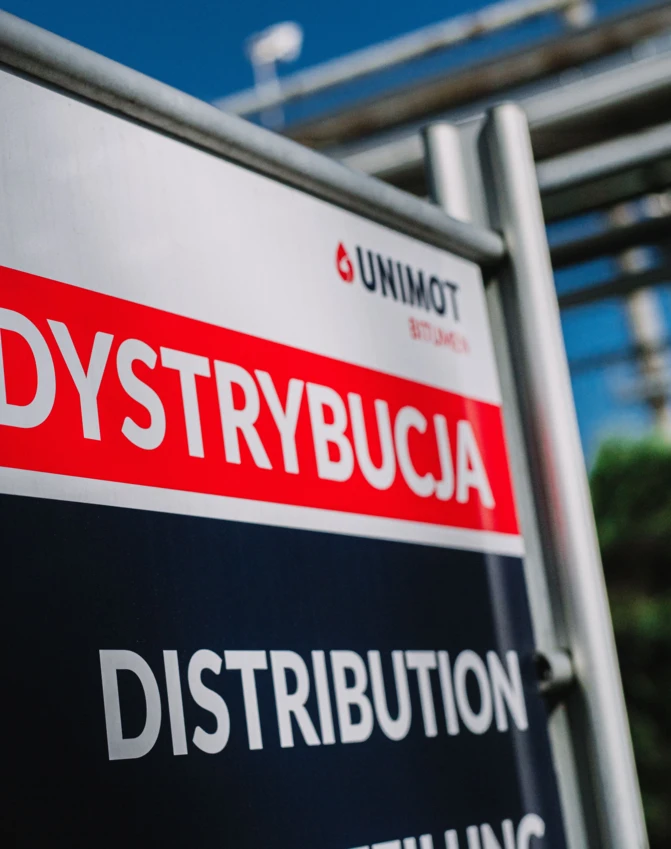 Maszyna z reklamą UNIMOT BITUMEN DYSTRYBUCJA DYSTRYBUCJA.